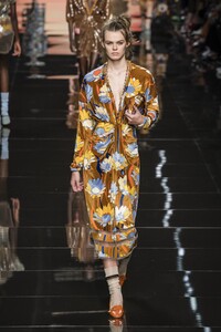 defile-fendi-printemps-ete-2020-milan-look-39.thumb.jpg.85e766a3afca2ab8bd64d65456f7f756.jpg