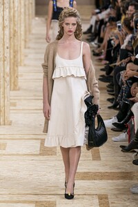 defile-miu-miu-printemps-ete-2020-paris-look-25.thumb.jpg.3bb050113a966c5ddf05ea30d4fb0d9a.jpg