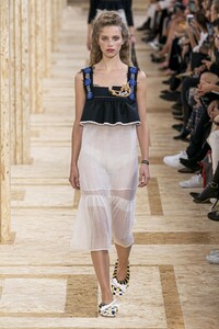 defile-miu-miu-printemps-ete-2020-paris-look-26.thumb.jpg.f2aebbaf77a902a60287a6b97f329100.jpg