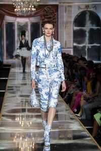 defile-moschino-automne-hiver-2020-2021-milan-look-21.thumb.jpg.0f2f8b15d8017a1866b5f08dc906dd0b.jpg