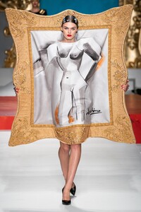 defile-moschino-printemps-ete-2020-milan-look-43.thumb.jpg.551371477d5765dc88fcb4ea54e898d3.jpg