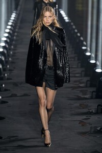 defile-saint-laurent-printemps-ete-2020-paris-look-64.thumb.jpg.704c57e3ae30ec1c379ff68d90cf0dcf.jpg