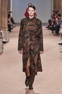 defile-salvatore-ferragamo-automne-hiver-2020-2021-milan-look-29.thumb.jpg.ede1666da907aab981fb4cd738537101.jpg