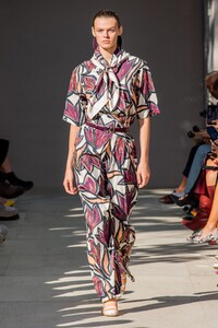 defile-salvatore-ferragamo-printemps-ete-2020-milan-look-40.thumb.jpg.03e707e20a3b6db755319c2719e87a99.jpg