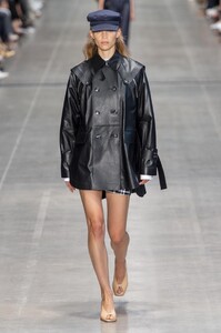 defile-sportmax-printemps-ete-2020-milan-look-1.thumb.jpg.b1f18257e63a6b2ee9d2ab1b0f92d595.jpg