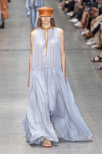 defile-sportmax-printemps-ete-2020-milan-look-9.thumb.jpg.f26cd0974a1943c4b4c75cd070d8ceb0.jpg