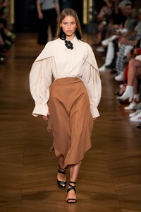 defile-stella-mccartney-printemps-ete-2020-paris-look-3.thumb.jpg.a7b3d19452ff98022f4d879d6b422ed5.jpg