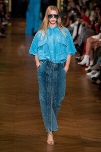 defile-stella-mccartney-printemps-ete-2020-paris-look-33.thumb.jpg.376dfbce1688ba5337d2da22e56b57a5.jpg