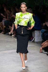 defile-versace-printemps-ete-2020-milan-look-24.thumb.jpg.8c5e21edec90cba41d2a2ef4a7397484.jpg