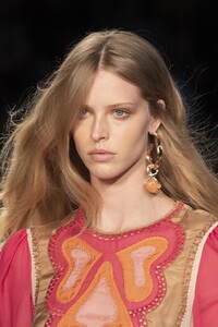 detail-defile-alberta-ferretti-printemps-ete-2020-milan-detail-12.thumb.jpg.5126a6a7646633860a5d8e8287a37e34.jpg