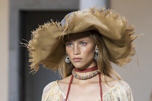 detail-defile-etro-printemps-ete-2020-milan-detail-6.thumb.jpg.5df16d08d76cdbfb88f66999857f4a03.jpg