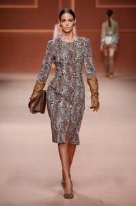 elisabetta_franchi_rtw_fall_2020_runway_mt_030.thumb.jpg.c5fd0325df1d8f72c19dcc76d6509be5.jpg