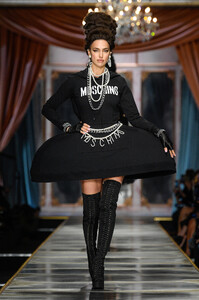 moschino_rtw_fall2020_runway_gg_014-1.thumb.jpg.95c51c5c1d3f2fbd779084c6b5d4c5cf.jpg