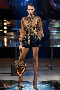 philipp_plein_rtw_fall_2020_runway_gg_008.thumb.jpg.dce964c244fe1de612a61afbb00fda6f.jpg