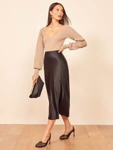 pratt-skirt-black-4.thumb.jpg.0a2ce35933e9be36ab4466a5582ceb3f.jpg