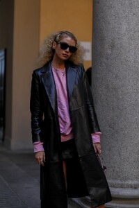 vogue-milano-fashion-week-2020-modelle-off-duty-stella-maxwell.thumb.jpg.42e700bb759c8c882cfa914e7a5e2cd2.jpg