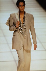 1025294927_giorgio-armani-ss-1994(9).thumb.jpg.d3d451f93153ddaf27270fe6ad20e6ba.jpg