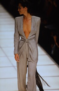 1084731483_giorgio-armani-ss-1994(5).thumb.jpg.f664d8ffe70f3f20772d042f6d8a8702.jpg