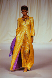 1108634204_valentino-hc-fw-1990(3).thumb.jpg.7dcae00ba43140d299b6a5c4fc5feb2e.jpg