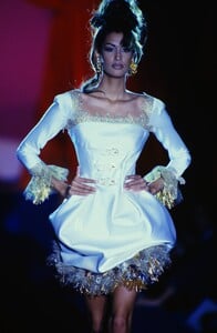 1152165151_versace-hc-ss-1992(9).thumb.jpg.ae673406c5502ab5f7c79c58ff0cdedc.jpg