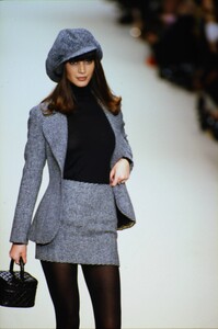 1184154635_chanel-fw-1994(4).thumb.jpg.e2208daf9b7067a99695c6ea38970539.jpg