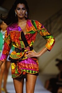 1227255897_versace-hc-ss-1991(6).thumb.jpg.ee897fe74c2a67d66e0283d90a63f1d8.jpg