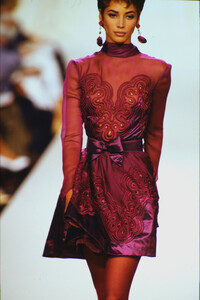 1255994747_valentino-hc-fw-1990(21).thumb.jpg.2ef68c1cec52eb918db2c20ee6cfe1a2.jpg