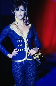 127064182_versace-hc-ss-1992(4).thumb.jpg.f74af4954f4c46722ca2a1ff461aeff9.jpg