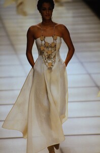 1297806833_giorgio-armani-ss-1994(16).thumb.jpg.57657457ce48655907121b8b95567480.jpg