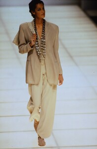 1298252545_giorgio-armani-ss-1994(10).thumb.jpg.931a6a35ffd5dc90d41629b631856c15.jpg