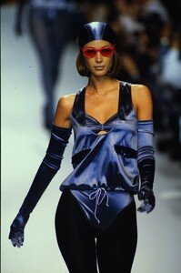 1348966236_karl-lagerfeld-ss-1992(1).thumb.jpg.1a08dd4aba4215a7c855d39a1fa780e3.jpg