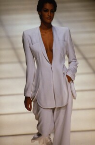 1379169365_giorgio-armani-ss-1994(5).thumb.jpg.791ab76b64b44d145be885d11600fcd9.jpg