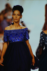 1458092794_valentino-hc-fw-1990(29).thumb.jpg.e4003f1fbe522aac3e12ddb3600ba0d6.jpg