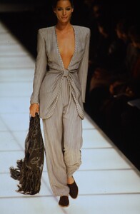 1484404425_giorgio-armani-ss-1994(2).thumb.jpg.f45b5ea94346400820e75cf0b0b0ada9.jpg