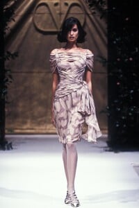 1511187154_Valentino1995HauteCouture33.thumb.jpg.7ce82a7d6ff4914c34345a6be515d6ea.jpg