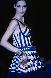 1525356478_versace-hc-ss-1992(3).thumb.jpg.0e7ac29279dd98db98413136a78148a3.jpg