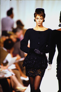 1541225578_valentino-hc-fw-1990(26).thumb.jpg.4b0b6e2e3a849a382add839d5f13ef6f.jpg