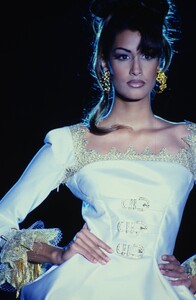 1581333939_versace-hc-ss-1992(6).thumb.jpg.842845718ab7764332e55c3f8da34b04.jpg