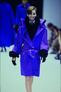 1713111767_gianfranco-ferre-fw-1990(2).thumb.jpg.b96ee871d8ed8f4bef5592e1ff80a527.jpg