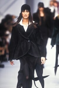 1733937850_KarlLagerfeld1993WomenRTW14.thumb.jpg.e7b5bdbad7e2b23db78901eb3a044ab1.jpg