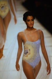 1763351522_giorgio-armani-ss-1994(20).thumb.jpg.cbf93b25d7438da8e5cbd711f5fc3652.jpg