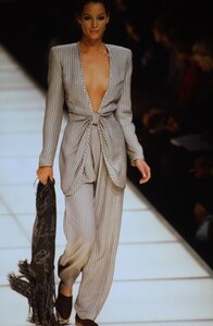 1833557191_giorgio-armani-ss-1994(1).thumb.jpg.bdbb50477dd89ac1240a3dd54363095e.jpg