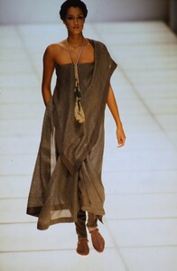 1849041187_giorgio-armani-ss-1994(14).thumb.jpg.b2e5fcafb66780a14755c759f5c48df1.jpg