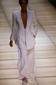 1853138985_giorgio-armani-ss-1994(3).thumb.jpg.38c9e39ef85340282503251685044f1a.jpg