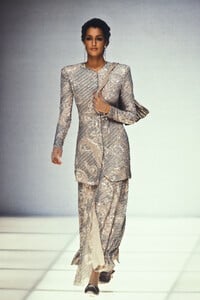 1887476884_giorgio-armani-ss-1994(3).thumb.jpg.34615c345ddd589cff2dc8acafa6a19f.jpg