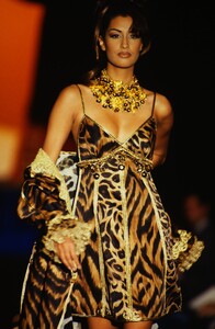 1938435111_versace-hc-ss-1992(4).thumb.jpg.b842535efb14e545bb37ca093a4dc1bb.jpg