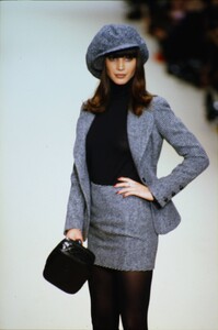 1945956980_chanel-fw-1994(5).thumb.jpg.c4c65e5772c47d6994867ba8b1f18892.jpg