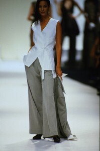 2023239658_christian-dior-ss-1994(3).thumb.jpg.75403f8307fc2ce8c3c2b0ca668e5820.jpg