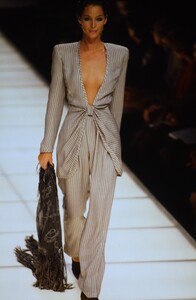 2068789444_giorgio-armani-ss-1994(3).thumb.jpg.512591c8595954a8c98e75a230477128.jpg