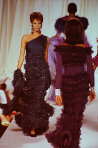 2086967758_valentino-hc-fw-1990(7).thumb.jpg.d4e5612b56a073ded7ea6e2798ce728d.jpg